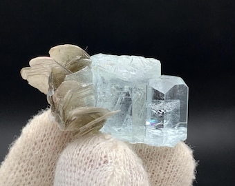 スカルドゥ鉱山産天然スカイブルーアクアマリン結晶標本。天然鉱物