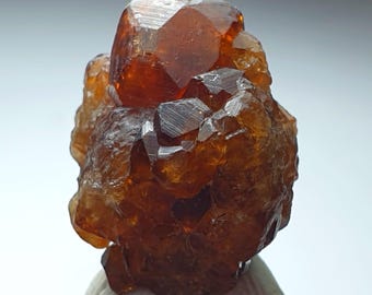 Aggregato di cristalli di granato naturale, raro esemplare rosso-marrone proveniente da Skardu, Pakistan, minerale da collezione.