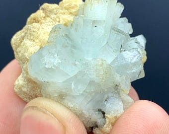 スカルドゥ鉱山産天然スカイブルーアクアマリン結晶標本。天然鉱物