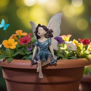 Puede incluir: Una figura de hada con alas translúcidas está sentada en una maceta de terracota llena de flores coloridas. El hada lleva un vestido azul y tiene el pelo oscuro. Dos mariposas azules están en el fondo.