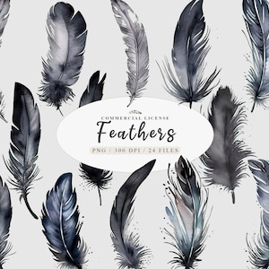 Op de afbeelding: Een set van 24 aquarel illustraties van zwarte en grijze veren. De veren zijn willekeurig gerangschikt op een witte achtergrond. De tekst "COMMERCIAL LICENSE Feathers PNG / 300 DPI / 24 FILES" staat in het midden van de afbeelding.