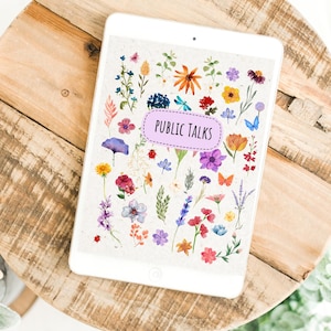 Peut inclure: Une tablette blanche affichant un motif floral coloré avec le texte "PUBLIC TALKS" dans une bannière violette. La tablette est posée sur une surface en bois rustique, entourée de verdure.