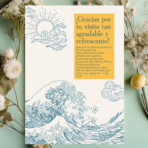 Puede incluir: Tarjeta decorativa con un diseño de olas turquesas, sol y nubes. La tarjeta tiene texto en español que dice "¡Gracias por tu visita tan agradable y refrescante!" con texto adicional debajo.