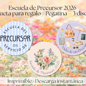 Pode incluir: Três adesivos circulares com designs Escuela de Precursor 2026. Um tem listras azuis e texto, um apresenta um buquê de flores com texto e um exibe ilustrações de bolsa, guarda-chuva, caderno e copo de café com o respectivo texto.