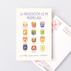 Op de afbeelding: Een ansichtkaart met de tekst "LA PREDICACIÓN ES MI MERMELADA" en illustraties van jampotten. De ansichtkaart bevat ook de tekst "y estoy aqui para untarla!" en een Japanse ansichtkaart.