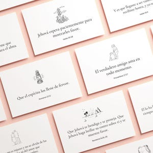 Pode incluir: Uma coleção de cartões brancos com texto preto e desenhos a traço, dispostos sobre uma superfície rosa claro. Cada cartão apresenta uma citação inspiradora diferente em espanhol, acompanhada de uma pequena ilustração. Os cartões são um presente atencioso.
