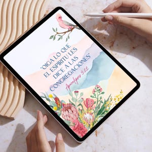 Peut inclure: Une tablette numérique affichant un design à l'aquarelle avec des éléments floraux et du texte en espagnol. Le design comprend un oiseau rose perché sur une branche, avec le texte "OIGA LO QUE EL ESPIRITU LES DICE A LAS CONGREGACIONES Apocalipsis 3:22."