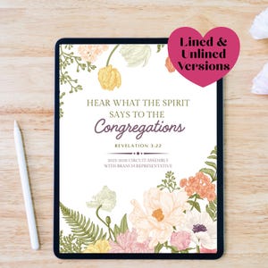 Op de afbeelding: Een digitale tablet toont een bloemenontwerp met de tekst "Hear What The Spirit Says To The Congregations" en "Revelation 3:22". Het ontwerp bevat roze, gele en witte bloemen. Een witte stylus ligt op een houten oppervlak.