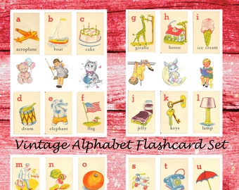 Könnte beinhalten: Vintage Alphabet-Flashcards mit bunten Illustrationen und Text. Jede Karte zeigt einen Buchstaben des Alphabets, ein dazugehöriges Bild und ein Wort. Die Karten sind auf weißem Papier mit rotem Rand gedruckt.