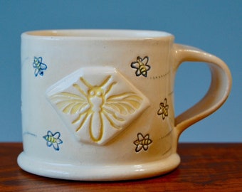 Mok met bijenstempel