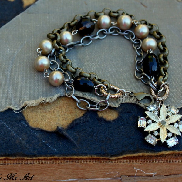 Vintage Rhinestone, perla de cristal, Onyx y ensamblaje de lat&oacute;n de una pulsera de clase...Allure...