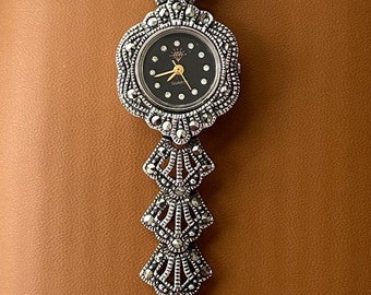 Reloj de pulsera plateado para mujer de diseño especial