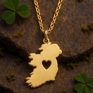 Karte von Irland Gold Herz Halskette - Zierliche irische Karte Umriss Anhänger Schmuck Geschenk für Sie - Irische herzförmige Damen Edelstahl Halskette