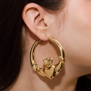 Gold Claddagh große Creolen, irische klobige Tropfen Ohrringe, keltische Liebe Loyalität Freundschaft Schmuck, Geschenk für sie, Gold Claddagh Creolen