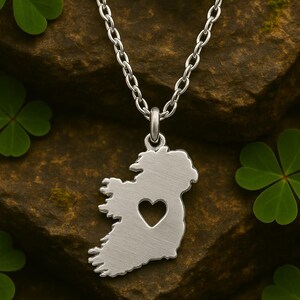 Karte von Irland Silberherz-Halskette - Zierliche irische Karte Umriss Anhänger Schmuck Geschenk für sie - irische herzförmige Damen-rostfreier Halskette