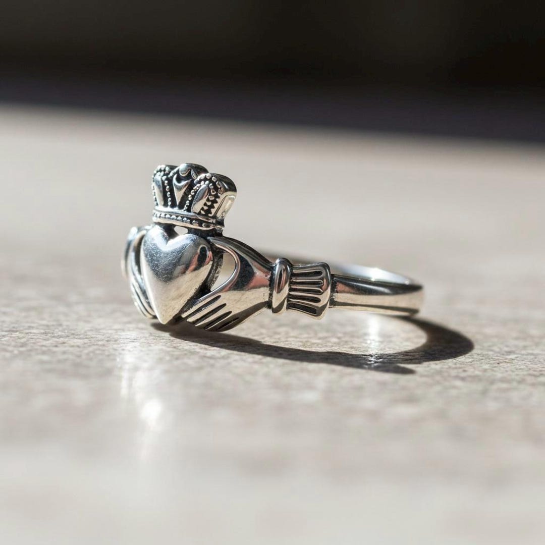 Anillos Para Una Dama Anillo Claddagh Kiss Ring De Plata Claddagh Ring - Main Image