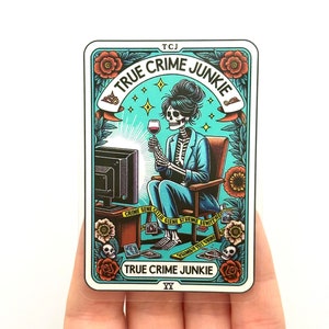 Véritable accro au crime, carte de tarot, autocollant dramatique, autocollants en vinyle squelettes Cool, vrai crime populaire, tendance, autocollants colorés