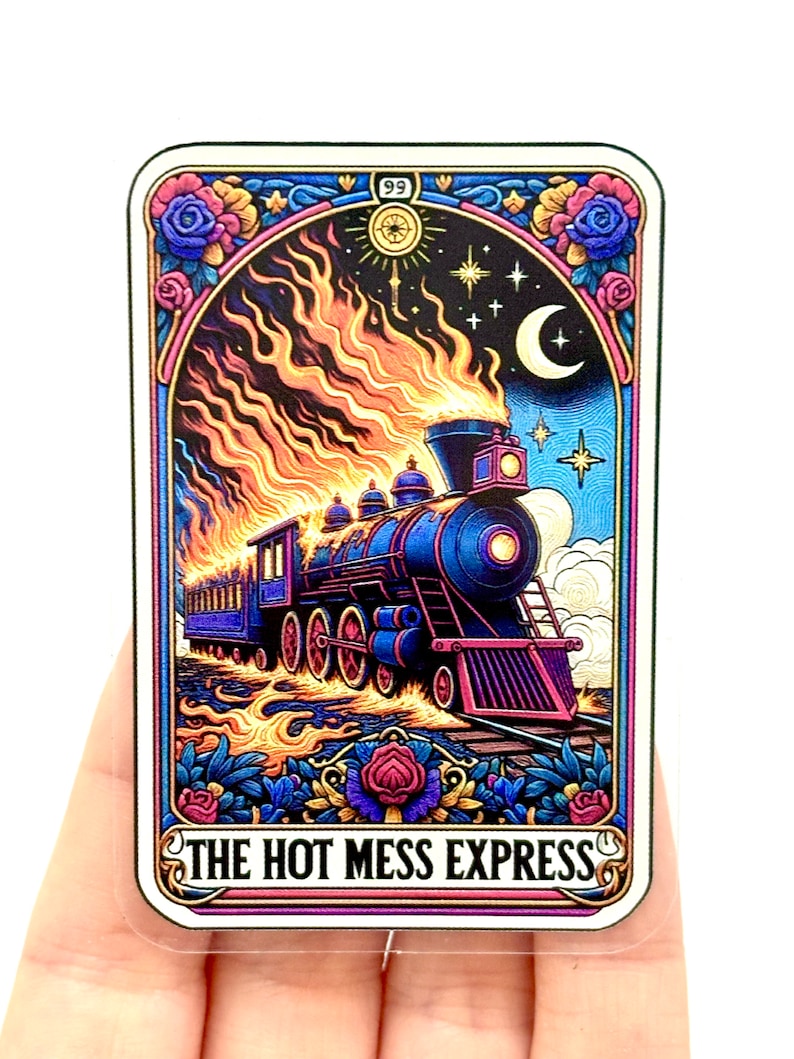 Op de afbeelding: Een vintage-stijl tarotkaart-illustratie van een brandende trein met de tekst "The Hot Mess Express". De trein is blauw en paars met gouden accenten. De achtergrond is een donkerblauwe lucht met sterren en een halve maan.