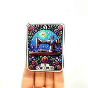 O adesivo engraçado de carta de tarô Sew-ciopath Adesivo de esqueleto de costura Design, Crafter Sew Sewing Lover