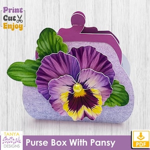 Könnte beinhalten: Eine Papier-Geldbörsenbox mit einer lila und gelben Stiefmütterchenblume und grünen Blättern. Die Geldbörse ist helllila mit einem dunkelvioletten Griff. Der Text "Print Cut Enjoy" befindet sich oben links. Der Text "Purse Box With Pansy" befindet sich unten.
