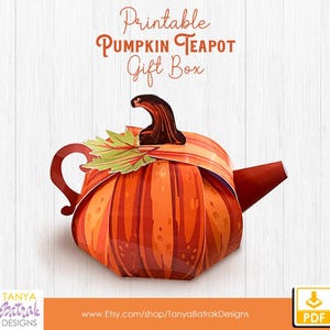 Pode incluir: Uma caixa de presente de bule de abóbora imprimível. O bule de papel laranja e amarelo tem uma alça, um bico e um caule marrons. Uma folha verde e vermelha é presa no topo. O texto "Printable Pumpkin Teapot Gift Box" está no topo.