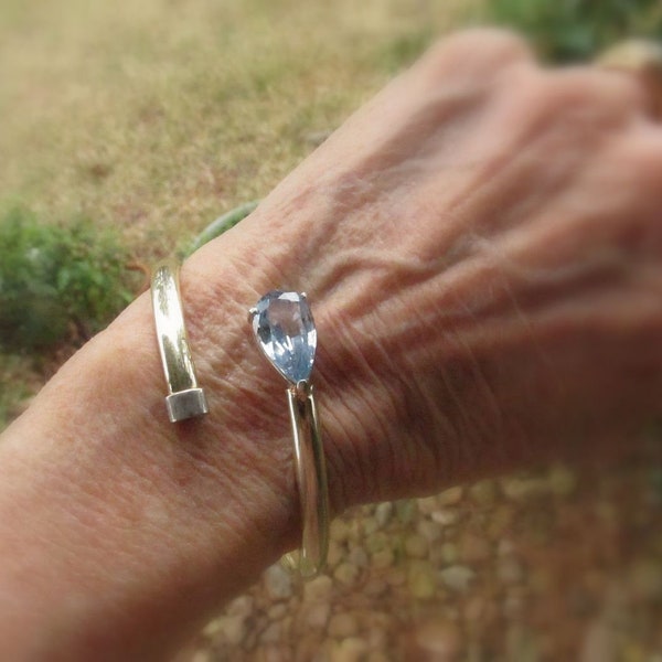 Pulsera de envoltura de plata de ley w/ Sky Blue Teardrop facetado topacio CZ - Vintage estampado 925 - fácil encendido / apagado flex crossover pulsera