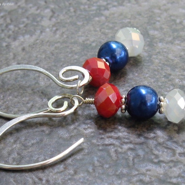 Rouge, blanc & bleu argent Sterling boucles d'oreille, la main a martelé Earwires spirale... Pile patriotique