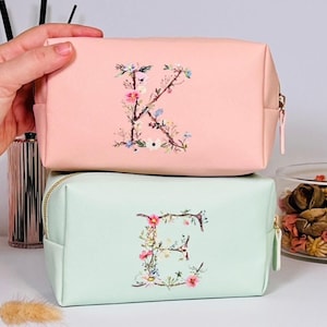 Personalisierte Kosmetiktasche mit Initialen im floralen Naturstil – Perfektes Geschenk für Brautjungfern, JGA, Brautparty und Weihnachten