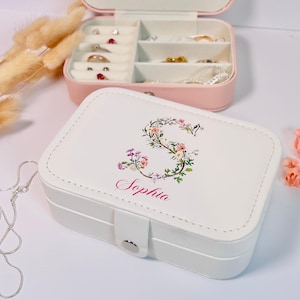 Personalisierbare Schmuckkästchen mit floraler Initiale und Name – Geschenk für JGA, Brautparty, Brautjungfer und Geburtstag für Frauen