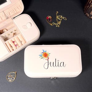 Personalisierte Schmuckbox mit Geburtsblume – Geschenk für Mama | Geburtstagsgeschenk | Brautjungfern Geschenk | Schmuckorganizer Reisen