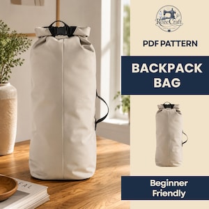Puede incluir: Una mochila beige con correas negras y cierre de hebilla. El texto "PDF PATTERN" y "BACKPACK BAG" se muestran en blanco sobre un fondo azul marino. También es visible el texto "Beginner Friendly".