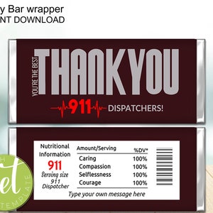 Op de afbeelding: Een printbaar ontwerp voor een chocoladeverpakking met een bruine achtergrond en zilveren tekst die "Bedankt 911 Dispatchers!" zegt. De verpakking bevat ook een voedingswaarde-etiket met de tekst "911 Dispatcher" en een barcode.
