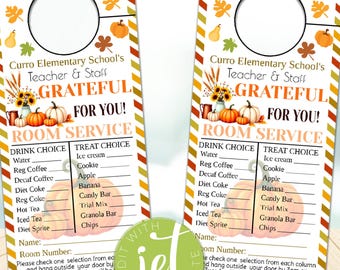 Op de afbeelding: Twee deurhangers met een herfstthema. De borden hebben een witte achtergrond met de tekst "Curro Elementary School's Teacher & Staff GRATEFUL FOR YOU! ROOM SERVICE". De borden hebben een lijst met drank- en traktatiekeuzes.