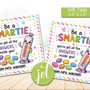 Könnte beinhalten: Quadratische Geschenkanhänger mit farbenfrohem Design. Die Anhänger tragen die Aufschrift "Be a Smartie" mit einer Cartoon-Smarties-Süßigkeitenfigur. Die Anhänger sind 8,89 cm x 8,89 cm groß und enthalten den Text "From Mrs. Watson".