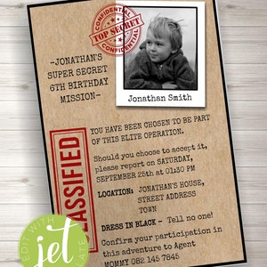Puede incluir: Una invitación en papel marrón con un sello rojo "CLASSIFIED" y un sello rojo "TOP SECRET". La invitación es para el 6º cumpleaños de Jonathan. Dice: "Has sido elegido para formar parte de esta operación de élite. Si decides aceptarla, por favor preséntate el sábado 25 de septiembre a la 1:30 PM. Lugar: Casa de Jonathan, Dirección, Ciudad. Vístete de negro - ¡No se lo digas a nadie! Confirma tu participación en esta aventura al Agente Mamá 082 145 7845."