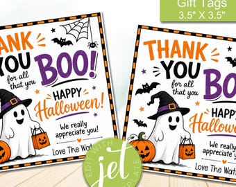 Op de afbeelding: Twee vierkante Halloween-cadeaulabels van 8,9 cm bij 8,9 cm, met een witte geest met een zwarte hoed met paarse band, die een oranje pompoenemmer vasthoudt naast een pompoen, met de tekst Thank You Boo! Happy Halloween!