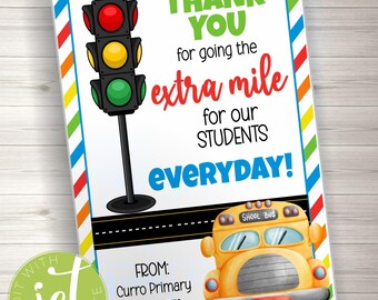 Puede incluir: Una tarjeta de agradecimiento para los profesores con una ilustración de un semáforo y un autobús escolar. La tarjeta dice "¡Gracias por hacer un esfuerzo adicional por nuestros estudiantes todos los días!" y "De: Curro Primary School PTO".