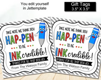 Könnte beinhalten: Zwei druckbare Geschenkanhänger mit einem grau-weiß gestreiften Hintergrund. Die Anhänger zeigen einen Comic-Stift mit einem blauen Schaft und einem lächelnden Gesicht. Der Text auf den Anhängern lautet "Take note we think you hap-pen to be ink credible! Thanks for all that you do! From The Watson Family". Die Anhänger sind 3,5 Zoll mal 3,5 Zoll groß.