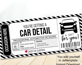 Op de afbeelding: Een zwart-witte printbare cadeaubon voor een autodetail. Het certificaat heeft een zwart-witte gestreepte rand en zegt "Je krijgt een autodetail" en "Een cadeau voor jou!" met een zwart-witte illustratie van een auto. Het certificaat heeft ook een ruimte om de datum, aan en van in te vullen.