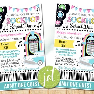 Könnte beinhalten: Ein blaues und rosa Ticket für einen Sock Hop-Schultanz. Das Ticket lautet "Curro School Presents a Sockhop School Dance" und enthält Datum, Uhrzeit, Ticketpreis und Ort. Es steht auch "50's Theme Attire Encouraged!" und "Admit One Guest" drauf.