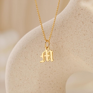 Collar con inicial en estilo inglés antiguo, colgante con inicial gótica, collar con inicial en oro personalizado, regalo personalizado, regalo de cumpleaños, regalo de Navidad