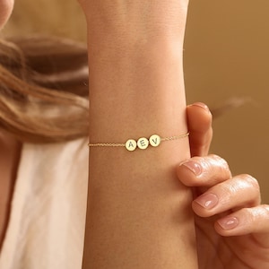 Litet 3D-initialarmband, personligt graverat bokstavsarmband, anpassat guldfamiljearmband, presenter till mamma, julklappar till henne