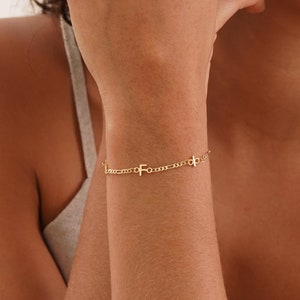 Pulsera inicial personalizada, pulsera inicial personalizada para mamá, pulsera de oro de 18 quilates, pulsera con dijes de letras, joyería minimalista, regalos personalizados