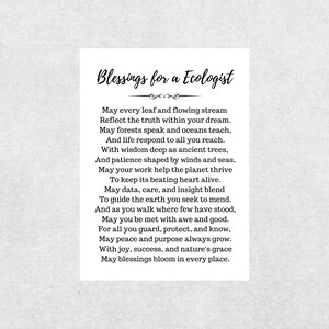 以下が含まれることがあります： 「Blessings for a Ecologist」の手書き文字が書かれた白いカード。自然と生態学に関する詩が黒インクで書かれています。この詩は、生態学者への祝福です。