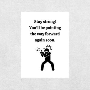 Puede incluir: Tarjeta rectangular blanca con texto negro y un muñeco negro. El texto dice: "Stay strong! You'll be pointing the way forward again soon." El muñeco señala hacia adelante con un rayo y una estrella.