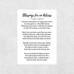 Peut inclure: Une carte blanche avec l'inscription "Blessings for an Actress" en écriture élégante. La carte contient un poème sur la présence d'une actrice sur scène et à l'écran, ses rôles et son impact durable.
