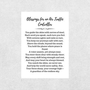 Może przedstawiać: Biała karta z napisem "Blessings for an Air Traffic Controller" w eleganckiej czcionce. Karta zawiera wiersz o kontrolerach ruchu lotniczego, z wersami takimi jak "Prowadzisz niebo z nerwami ze stali."