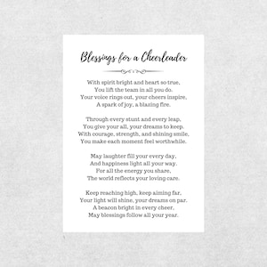 Könnte beinhalten: Eine weiße Karte mit dem Text "Blessings for a Cheerleader" in eleganter Schrift. Die Karte enthält ein Gedicht mit inspirierenden Versen über Cheerleading, geschrieben in schwarzer Tinte.