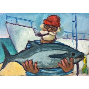 Może przedstawiać: Obraz olejny przedstawiający rybaka trzymającego dużą rybę. Rybak ma na sobie czerwoną czapkę, okulary i koszulę w paski. Ryba jest niebiesko-szara, a w tle widać łódź i morze.