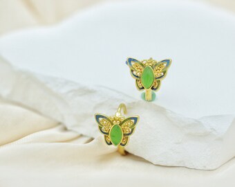 Pendientes de mariposa - Pendientes de esmalte verde - Clip de oro en pendientes - Pendientes de aro Huggie de oro - Pendientes de animales - Pendientes delicados